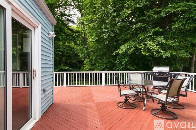 Fairfield House: 296 Toll House Ln