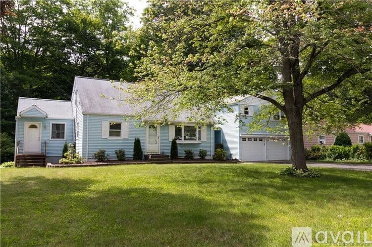 Fairfield House: 296 Toll House Ln