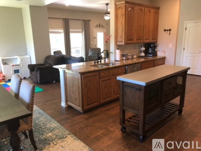 Meadowlakes House: 237 Meadowlakes Dr