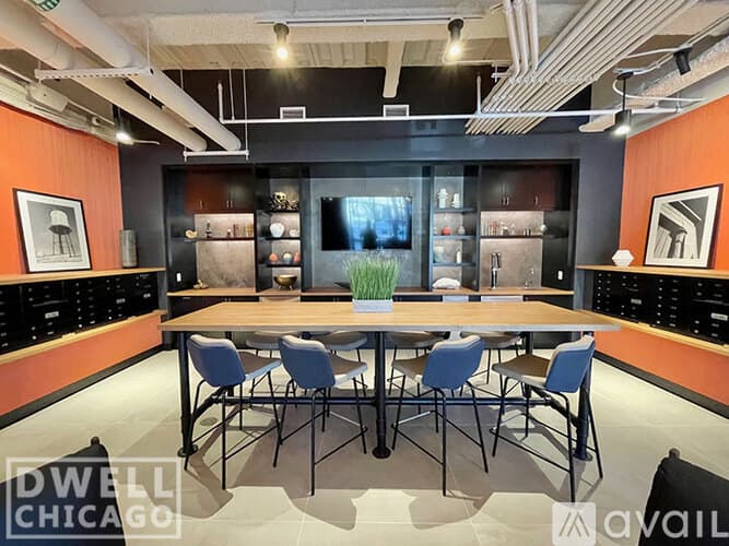 Chicago Apartment: 949 W Dakin St