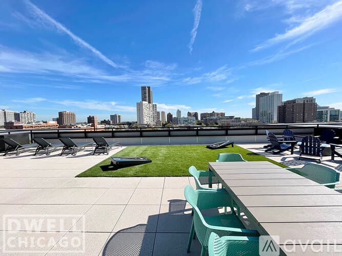 Chicago Apartment: 949 W Dakin St
