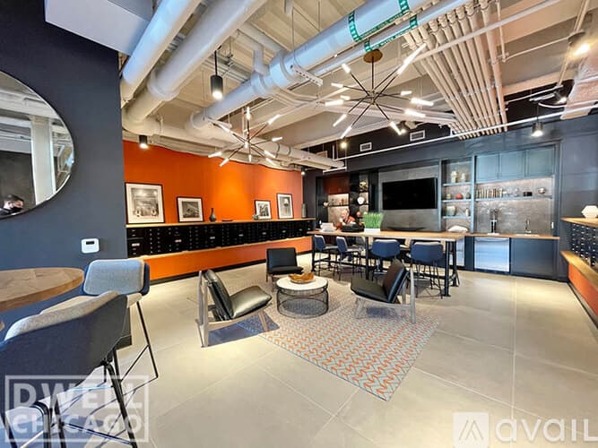 Chicago Apartment: 949 W Dakin St