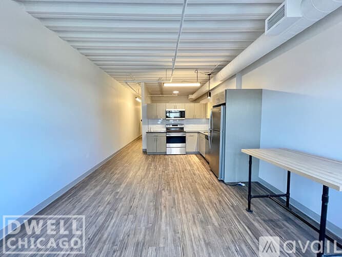 Chicago Apartment: 949 W Dakin St