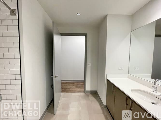 Chicago Apartment: 949 W Dakin St