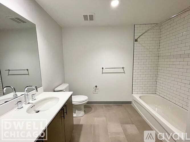 Chicago Apartment: 949 W Dakin St