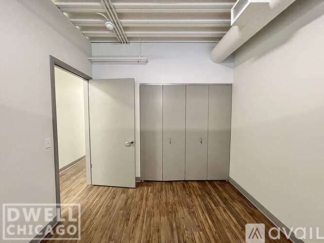Chicago Apartment: 949 W Dakin St