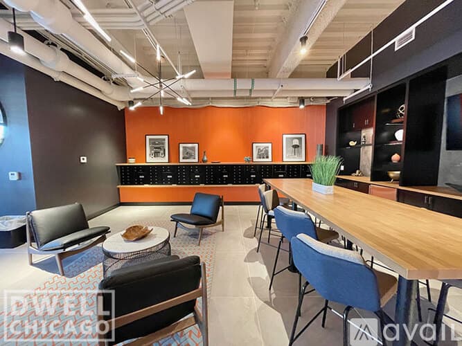 Chicago Apartment: 949 W Dakin St