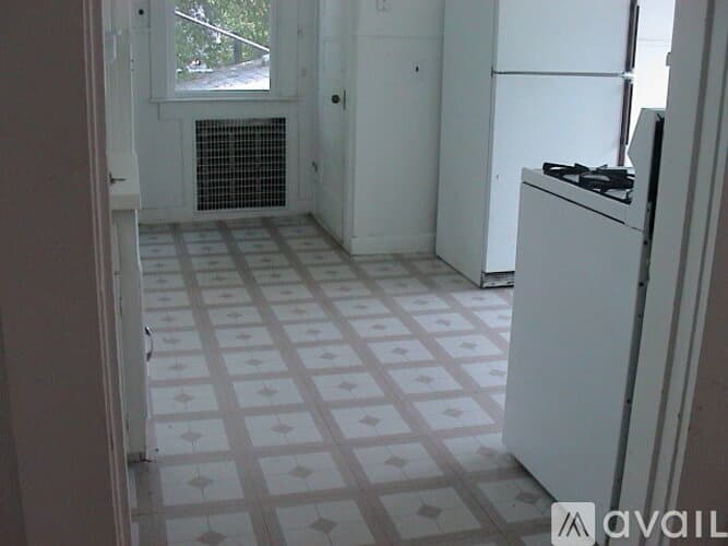 Salem Apartment: 13 Becket Street