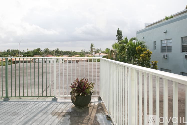 Surfside Apartment: 9056 Collins Ave