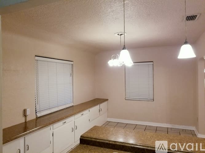 Melbourne House: 512 East Strawbridge Avenue
