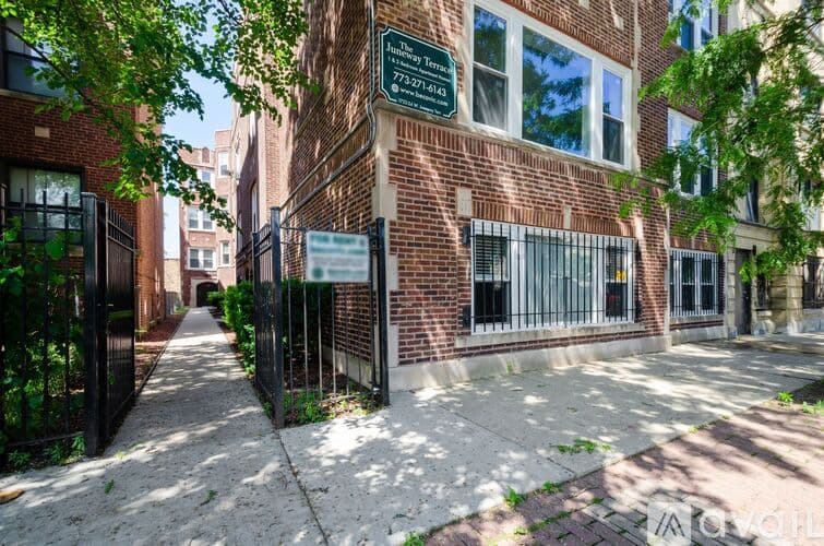Chicago Apartment: 1724 W Juneway Terrace