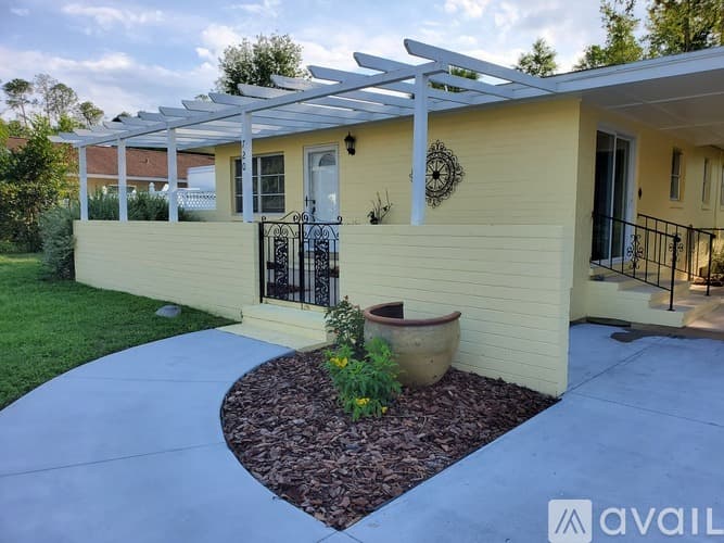 Ocala House: 720 NE 17th Ct