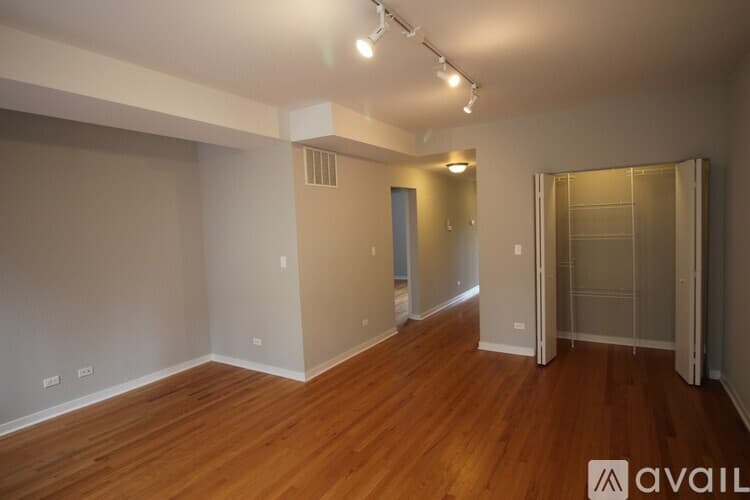 Chicago Apartment: 6449 N Claremont Ave
