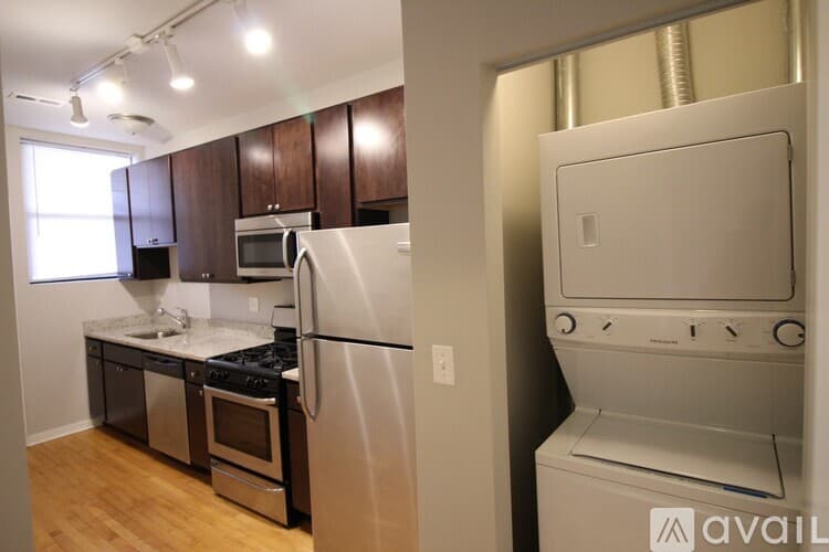 Chicago Apartment: 6449 N Claremont Ave
