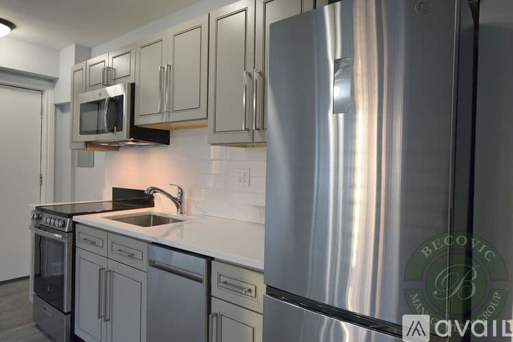 Chicago Apartment: 7710 N Sheridan Rd