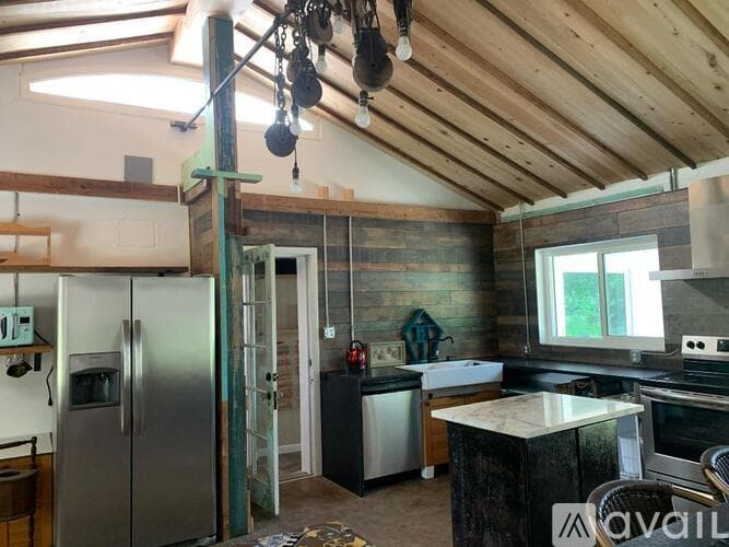 Tampa House: 411 West Flora Street