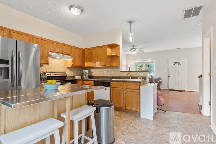 Apex House: 301 Glaston Ct