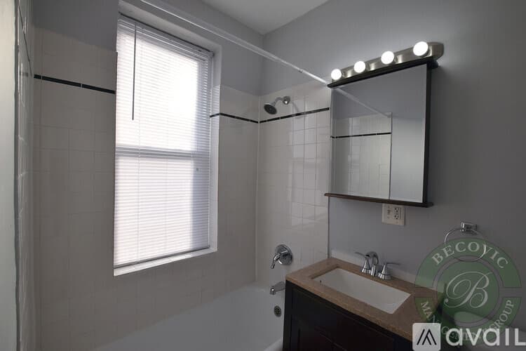 Chicago Apartment: 5860 N Kenmore Ave
