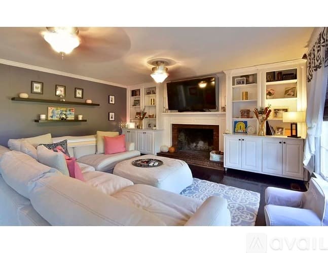Albany House: 2401 Pheasant Drive