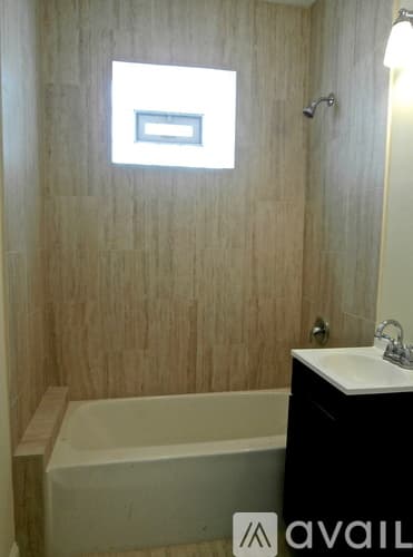 Chicago Apartment: 3216 W Argyle St