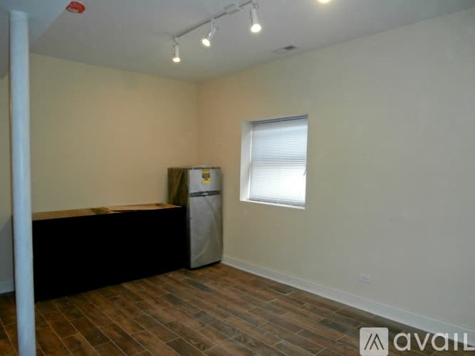 Chicago Apartment: 3216 W Argyle St