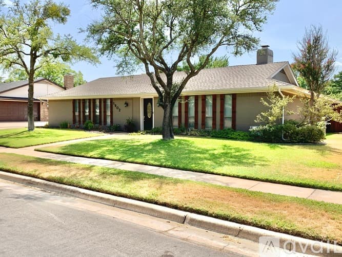 Arlington House: 1902 Silver Leaf Drive