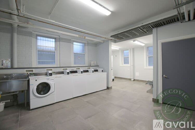 Chicago Apartment: 1521 W Sherwin Ave