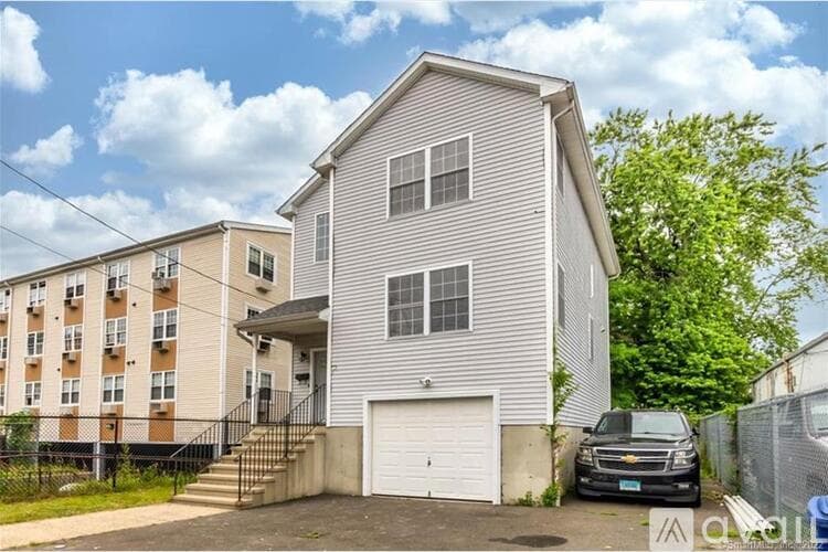 Bridgeport House: 752 Beechwood Ave
