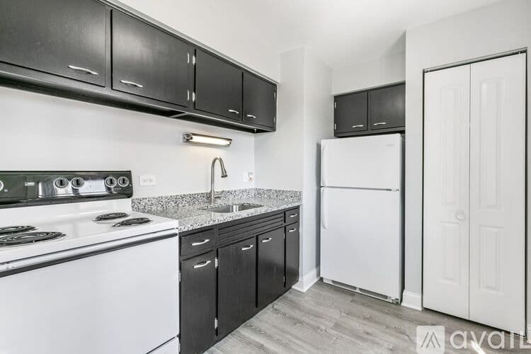 Chicago Apartment: 6021 N Winthrop Ave
