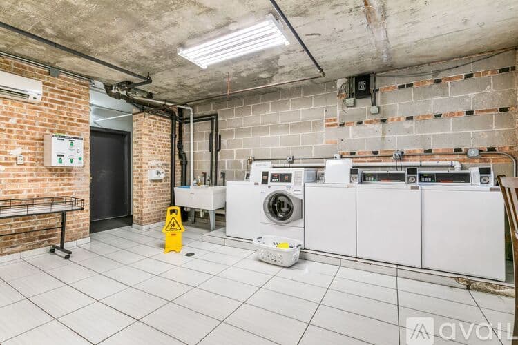 Chicago Apartment: 6021 N Winthrop Ave