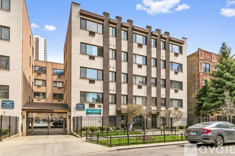 Chicago Apartment: 6021 N Winthrop Ave