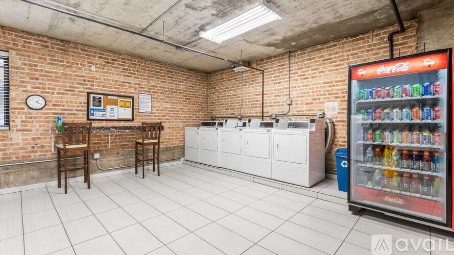 Chicago Apartment: 6021 N Winthrop Ave