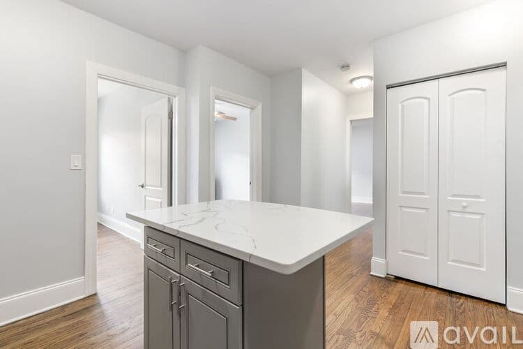 Chicago Apartment: 1611 W Juneway Terrace