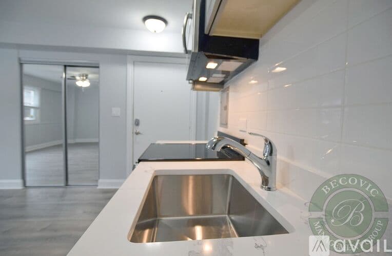 Chicago Apartment: 7710 N Sheridan Rd