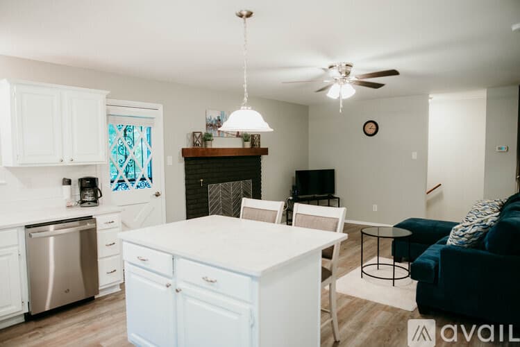Jacksonville House: 19 Del Tara Dr