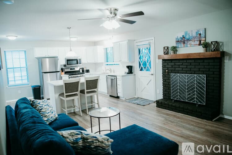 Jacksonville House: 19 Del Tara Dr
