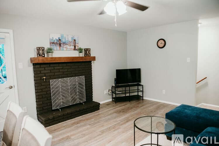 Jacksonville House: 19 Del Tara Dr