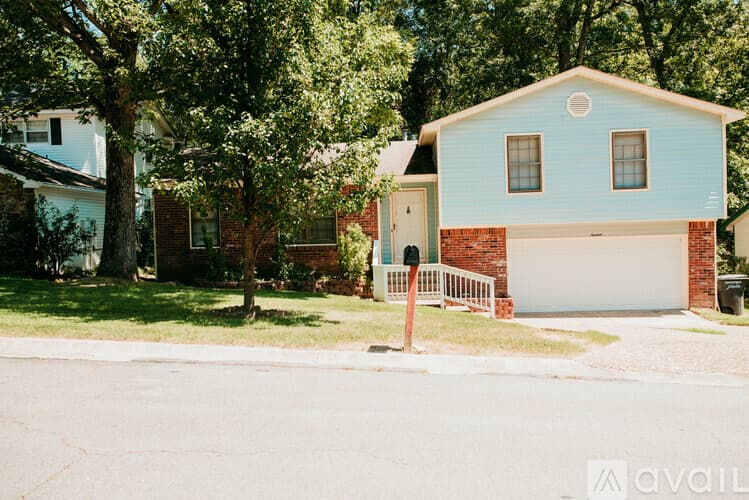 Jacksonville House: 19 Del Tara Dr
