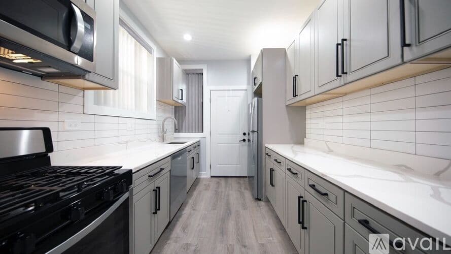 Chicago Apartment: 7663 N Rogers Ave