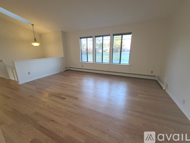 Simsbury House: 15 Hoskins Road