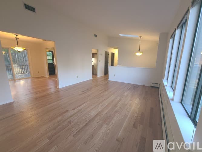 Simsbury House: 15 Hoskins Road
