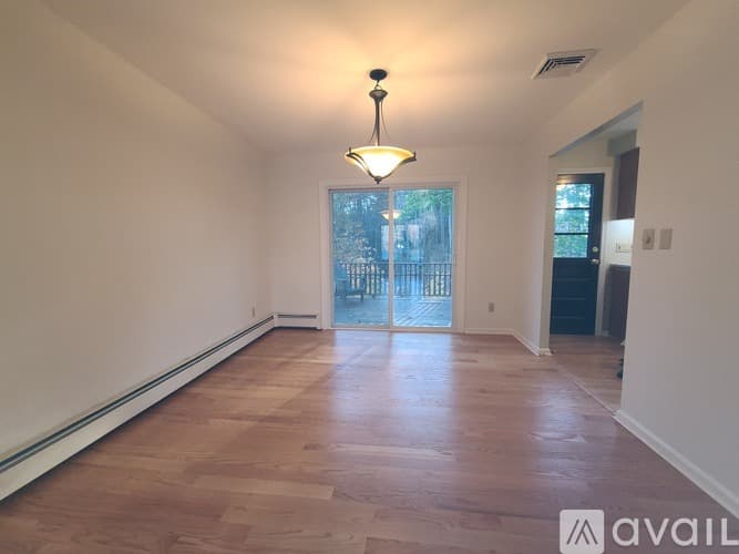 Simsbury House: 15 Hoskins Road