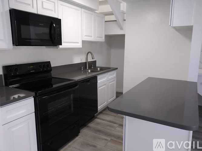 Los Angeles Apartment: 408 South Venice Boulevard