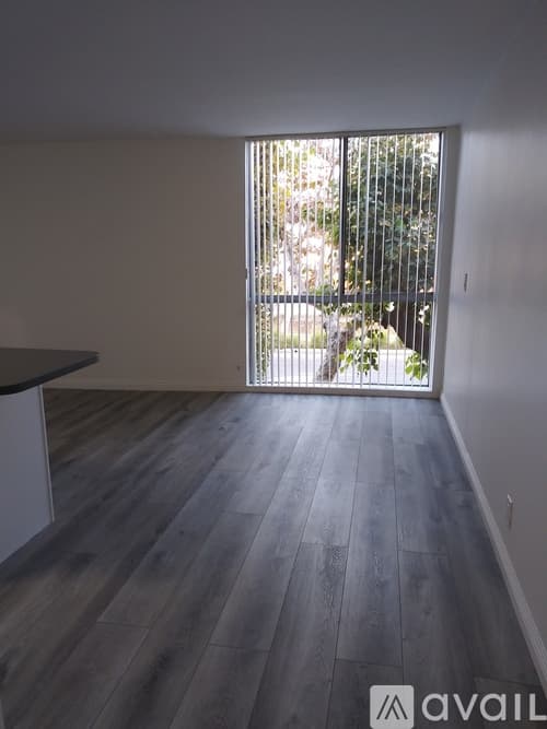 Los Angeles Apartment: 408 South Venice Boulevard