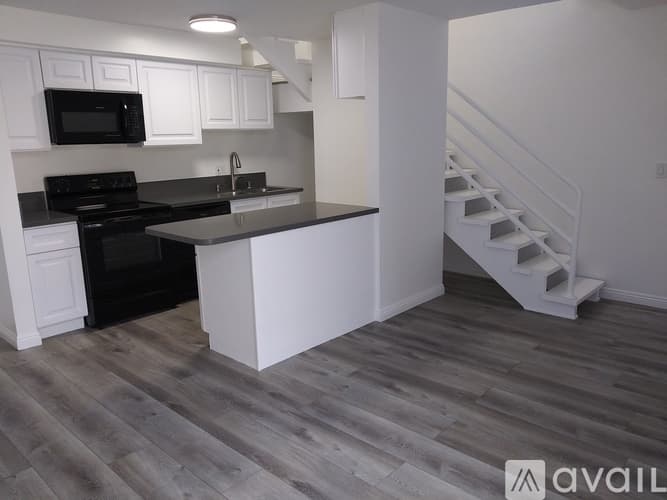 Los Angeles Apartment: 408 South Venice Boulevard