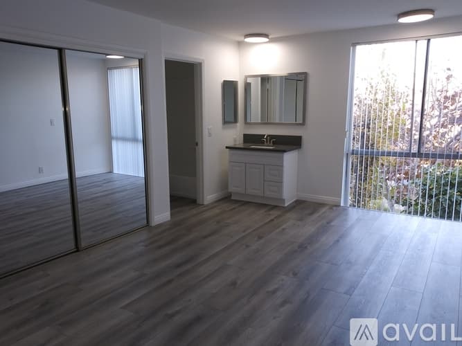 Los Angeles Apartment: 408 South Venice Boulevard