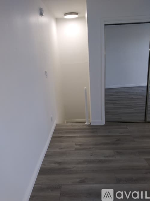 Los Angeles Apartment: 408 South Venice Boulevard