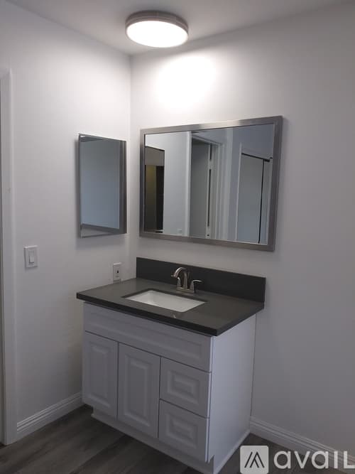 Los Angeles Apartment: 408 South Venice Boulevard