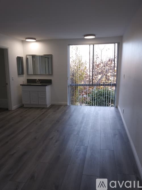 Los Angeles Apartment: 408 South Venice Boulevard