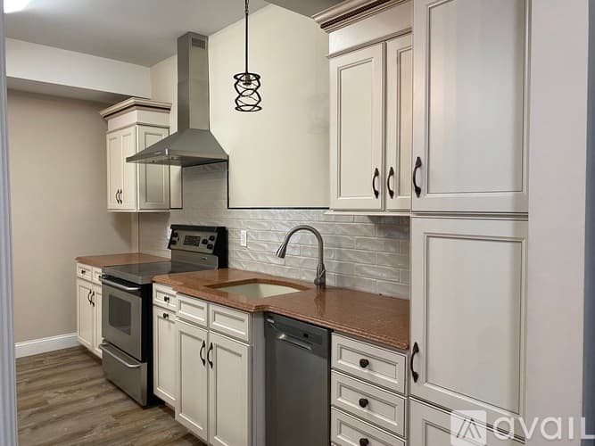 Griswold Apartment: 1 Brown Ave